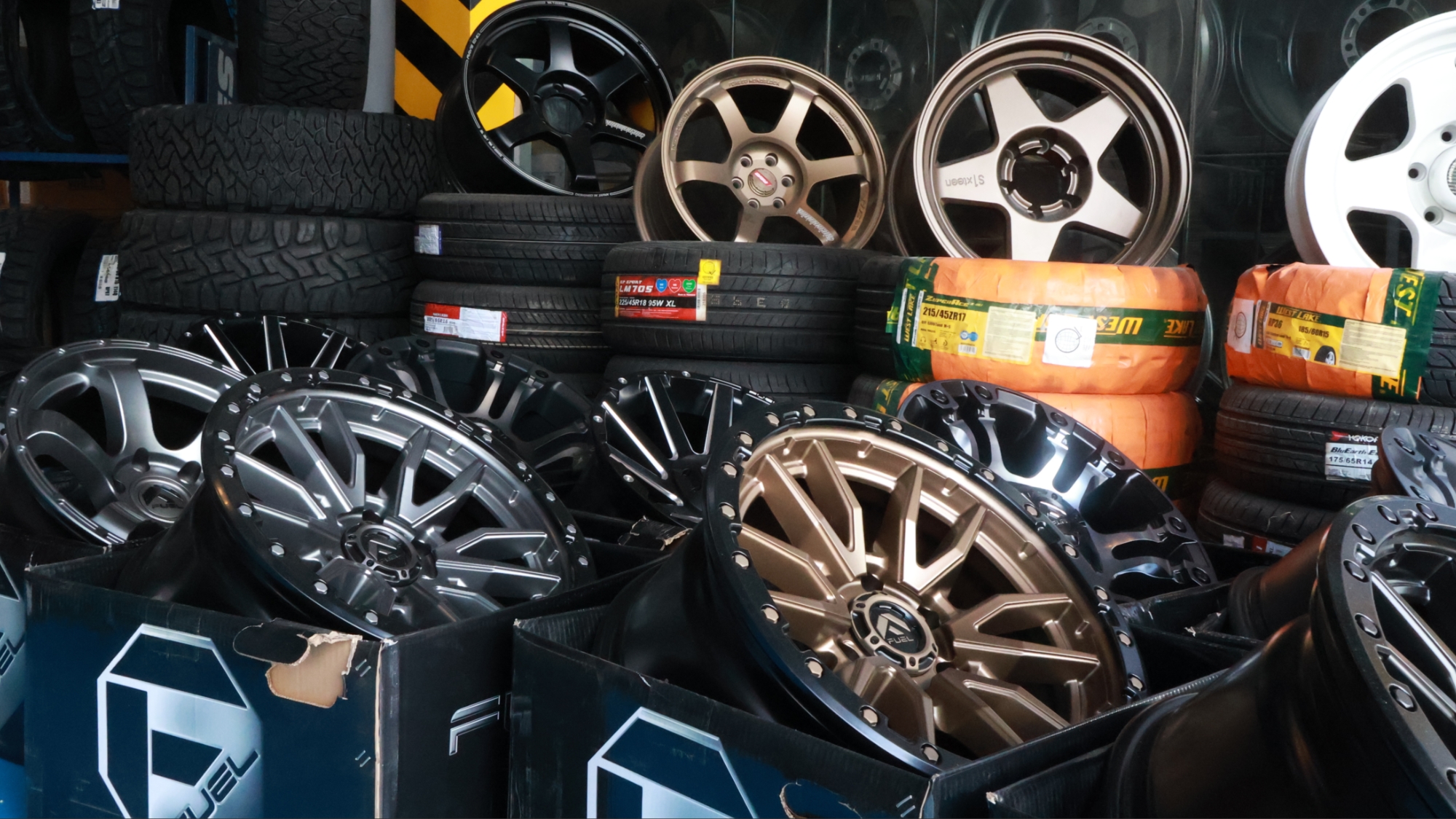 Different types of car mags wheels displayed in various styles, materials, and finishes. - Choosing The Perfect Car Mags